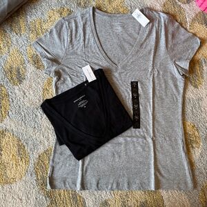 NWT! Banana Republic Factory Short-Sleeve Timeless T-shirts in V-Neck (2) Size M